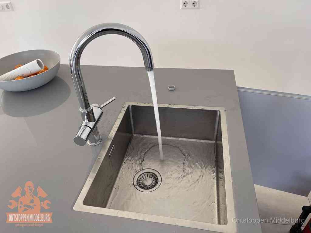 Een vrij doorstromende rvs spoelbak waar het water moeiteloos wegloopt, het resultaat van slim onderhoud dat geld bespaart in Middelburg
