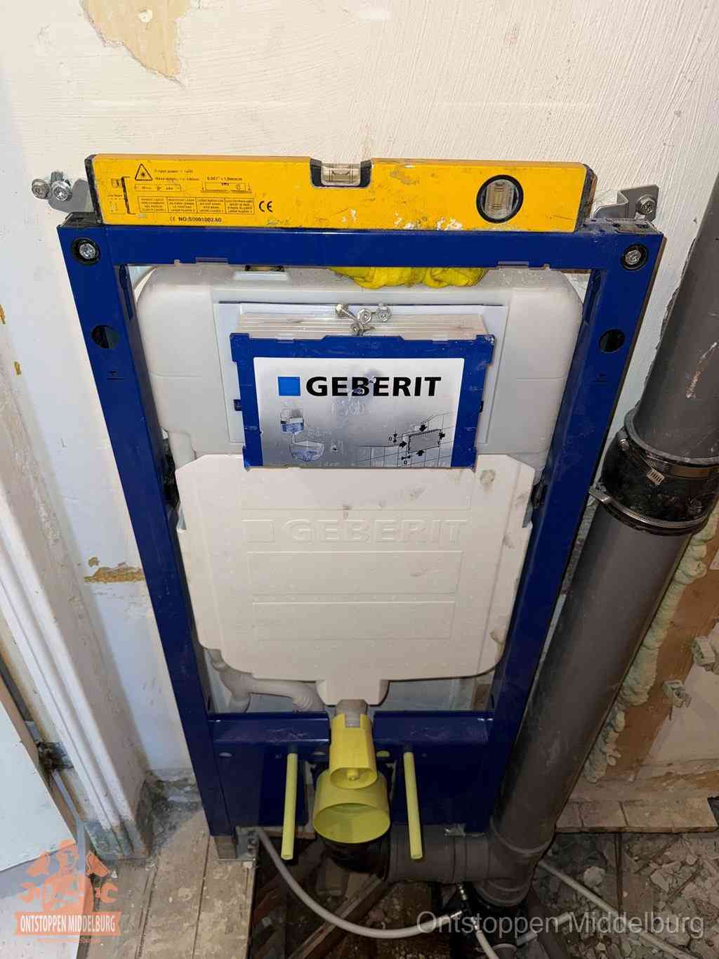 Een Geberit inbouwreservoir met frame voor een hangtoilet tegen de wand, met de afvoerbocht naar de vloer, kenmerkend voor een verstopt hangtoilet in Middelburg