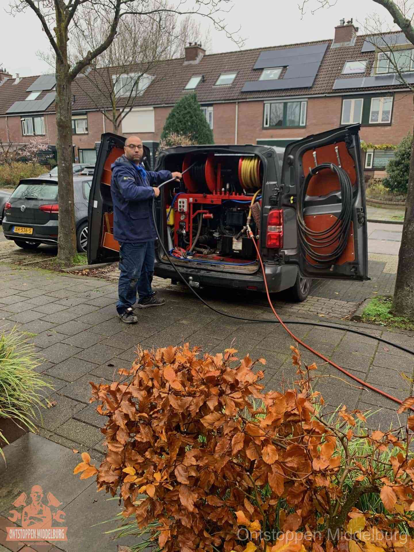 Rioolservice in de wijk in Middelburg