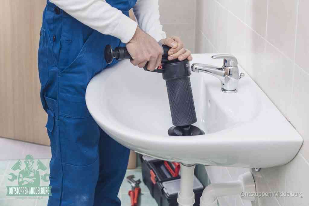 Een te ruwe doe-het-zelf poging met een hand-pomp op de afvoer van een badkamer-wastafel, een van de veelgemaakte fouten bij afvoer ontstoppen in Middelburg